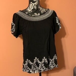 Beautiful BlackTop w/ White Embroidery on Front, Bottom, & Sleeves.